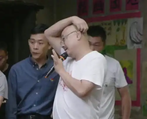  徐峥片场翘兰花指拿话筒娇俏讲戏表情丰富