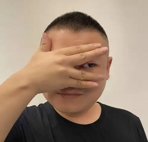 岳云鹏模仿新表情包,还原裂开图案,却被网友搞笑修复 岳云鹏模仿新表情包,还原裂开图案,却被网友搞笑修复