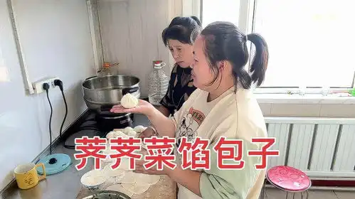  东北老妈挖荠荠菜,广西媳妇剁馅包包子,一家老小吃的味道还不错