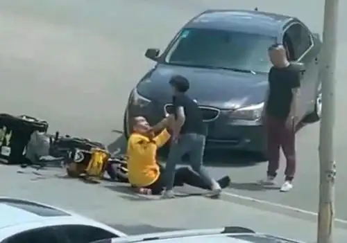  嚣张内蒙古宝马车主对外卖小哥拳打脚踢,男子全程没还手