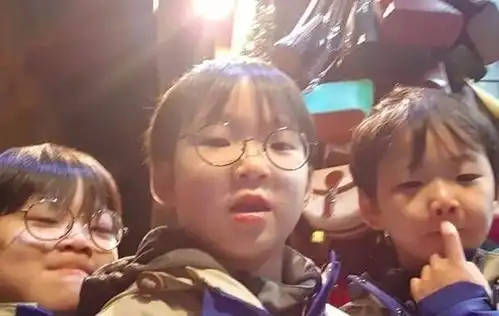  三胞胎10岁生日照公开民国变成长腿小男神学校中身高碾压同龄人