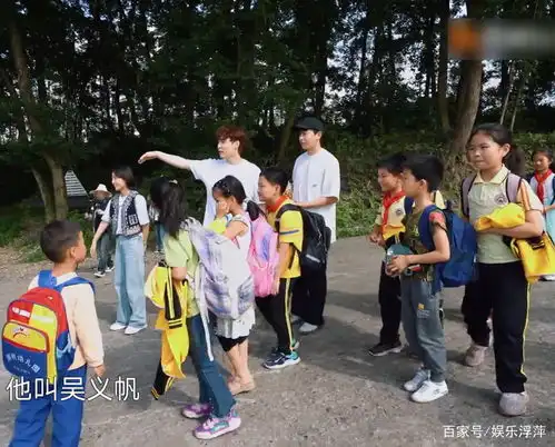  张艺兴外出招呼小朋友,却意外偶遇吴亦凡,下意识表情太好笑