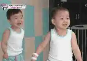  大哥,骑车技术可以,不过前面坐你大腿的妹子,也是真是够胆大的