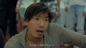  广东汕头一光膀纹身男酒后砸店掀桌子,称东兴乌鸦我大哥