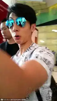  吴尊戴炫酷墨镜现身与粉丝打招呼露搞怪表情