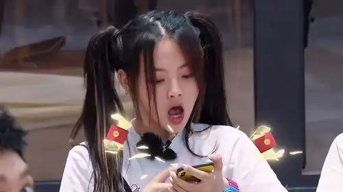  杨超越跟个孩子似的,抢红包表情太逗,生怕自己没抢到