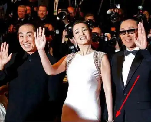  张艺谋无从安放的手好尴尬与旧爱走红毯,一个举动让巩皇后悔