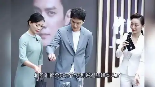 满脸藏不住的幸福,回眸表情看点重重,赵丽颖产后冯绍峰公开亮相