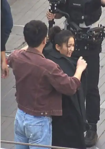  雷佳音新片惨被虐被佟丽娅打完又被徐峥吓,新表情包笑翻网友
