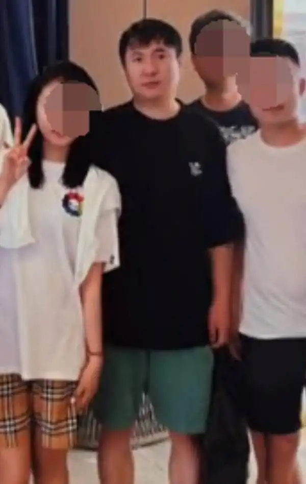  沈腾三亚冲浪被偶遇,神秘美女在侧零交流,与粉丝合照表情拘谨