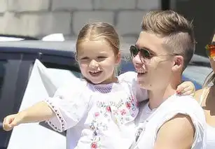 超温馨小贝长子抱小七 超温馨小贝长子抱小七