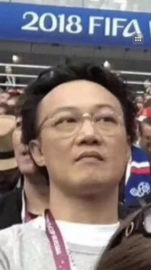 咦陈奕迅世界杯被偷拍普京变表情包刚开始的世界杯,包袱甩的有点多 咦陈奕迅世界杯被偷拍普京变表情包刚开始的世界杯,包袱甩的有点多