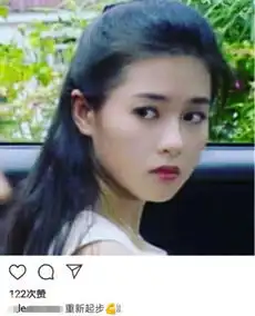  李丽珍晒照庆祝52岁生日美貌回春,搂着男友人合影表情陶醉