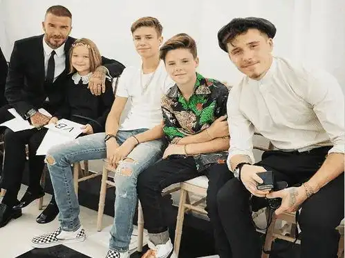  贝嫂时装发布会,贝克汉姆全家到场支持,小七哈珀最抢镜