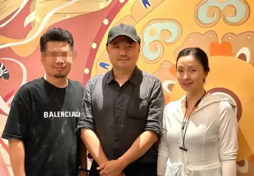  正式移民徐峥全家大包小包现身机场,陶虹憔悴无形象,女儿露脸