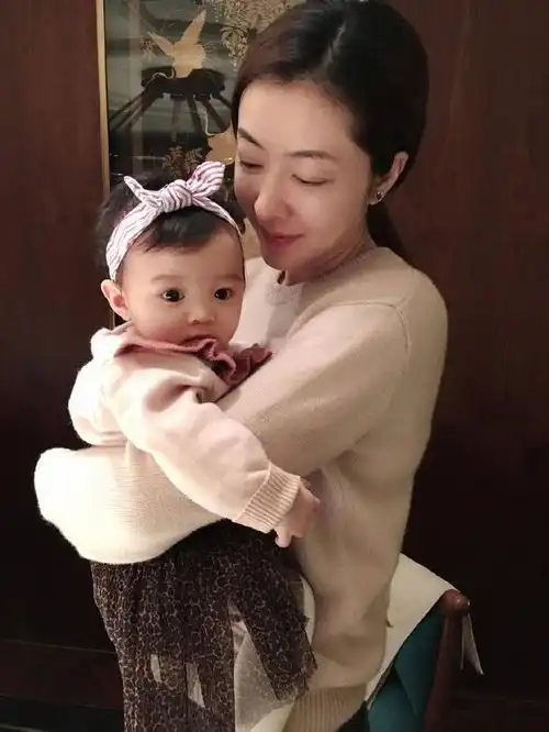  熊黛林老公晒小女儿吃饼干萌照,lyvia表情包搞怪可爱