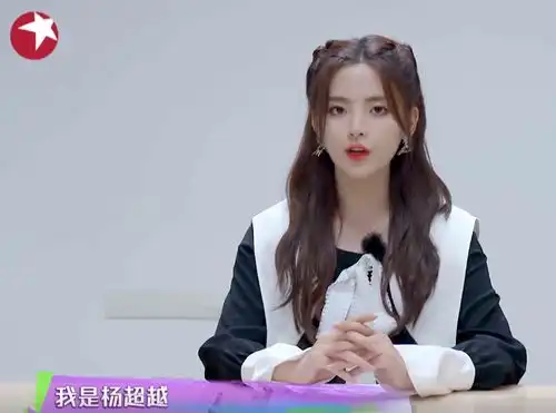  薛之谦张口吞生鸡蛋,杨超越的表情引热议确定是个偶像