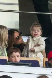 贝嫂携全家看小贝比赛小七爬栏杆 贝嫂携全家看小贝比赛小七爬栏杆