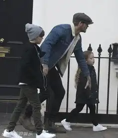 公主终于落地小贝携两子上街哈珀表情鬼马 公主终于落地小贝携两子上街哈珀表情鬼马