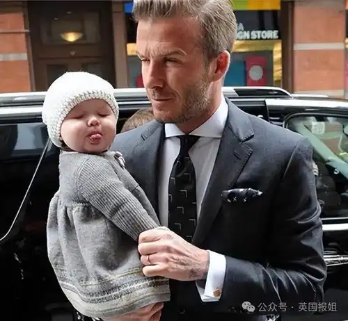 贝克汉姆12岁女儿亮相50岁贝嫂生日,结果却被吐槽太成熟像25岁 贝克汉姆12岁女儿亮相50岁贝嫂生日,结果却被吐槽太成熟像25岁