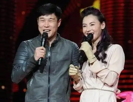  表情张柏芝和小沈阳深情对唱,不料衣扣突然打开,尴尬娱乐频道表情