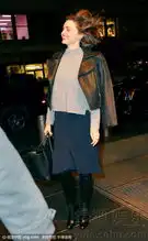  又来表情包米兰达被风吹乱发依旧露迷人微笑