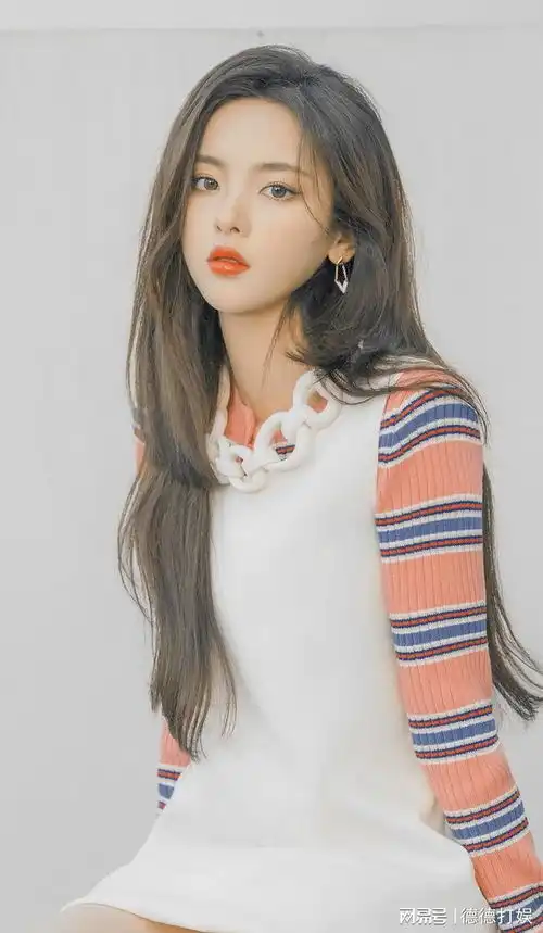  lv春夏22女装秀,杨超越表情略显木讷,不过暮光公路大片美炸