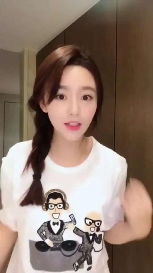  小姐姐的舞蹈很有意思,这小表情也是没谁了,网友赶紧收藏