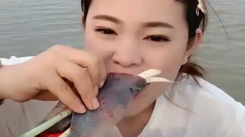  渔民大姐吃得海鲜小卷饼,看她的表情味道还不错,一般人不敢吃