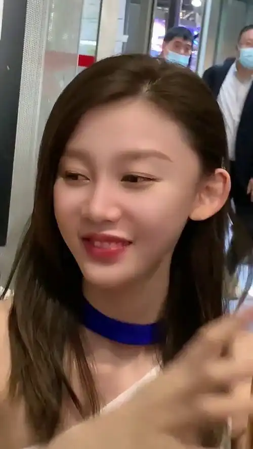  小姐姐表情真丰富