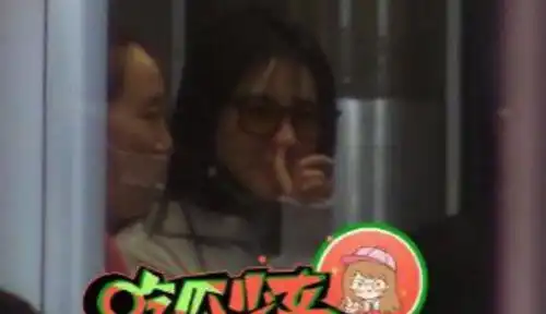  31岁陈小纭当众挖鼻孔旁人表情好尴尬,素颜皮肤比助理都黑