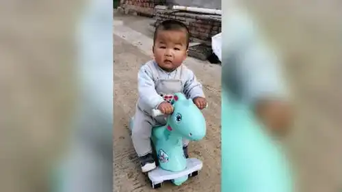  这小表情,萌萌的懵圈,被太阳欺负了