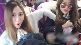  搞笑gif妹子的表情说明一切,女人何苦为难女人