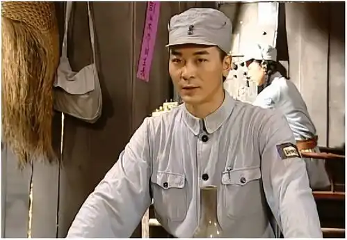 地下交通站水根穿军装军容严格,申军谊却敞着怀,这是为何