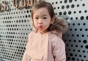  董璇女儿好可爱浓眉大眼造型百变,随意一个表情都像爸爸高云翔