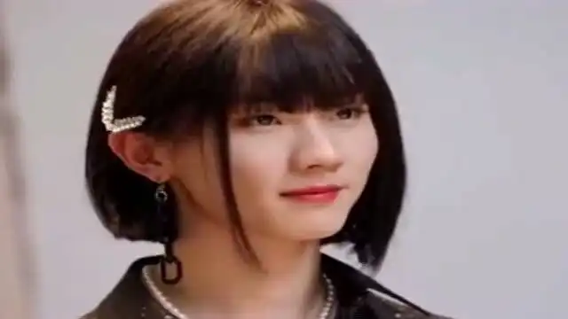  李佳琦直播时口误,时代少年团表情亮了,全员女装有点好看