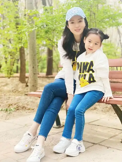  董璇晒女儿,父亲高云翔没了身影,犯错的代价真的很大