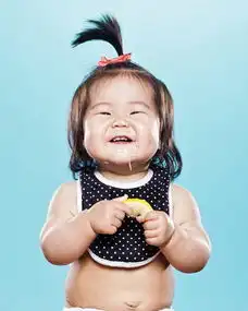  宝宝初次吃柠檬皱眉撅嘴萌翻人