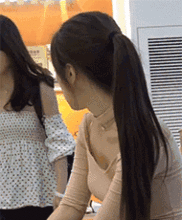  搞笑gif妹子既然穿都穿短了,在往下拉还有用吗