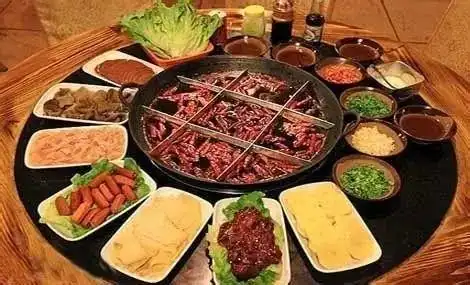  韩红不陪你们吃宵夜的,网友没事我们还有贾玲