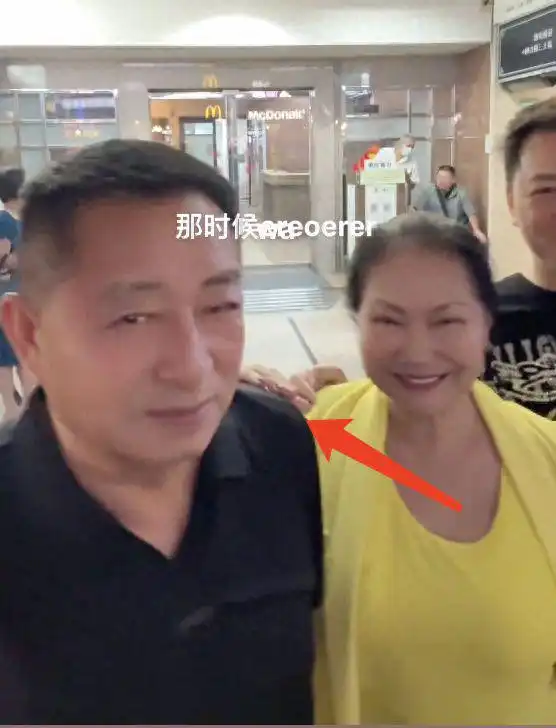  汪小菲带父亲回台湾,汪爸被s妈亲密搭肩表情微妙,网友心疼张兰
