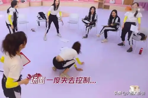  沈梦辰与金晨斗舞摔倒,我却忍不住笑出声,摔倒样子撞脸表情包