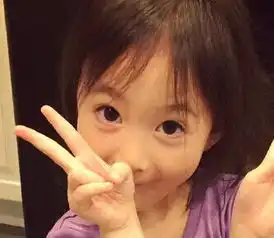  组图奥莉卖萌四连拍颜值高鬼马表情更可爱