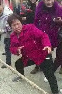  拔河比赛有这大妈助阵,不赢才怪
