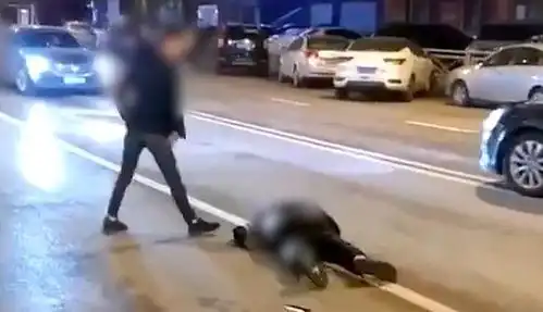  罚得太轻山东一酒驾男子与行人冲突,猛踢一人头部,被拘15天