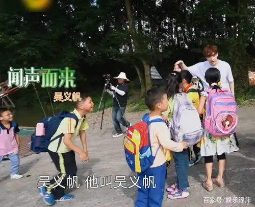  张艺兴外出招呼小朋友,却意外偶遇吴亦凡,下意识表情太好笑