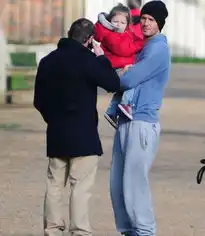 小贝带孩子们公园踢球兄弟过招谁最像他 小贝带孩子们公园踢球兄弟过招谁最像他