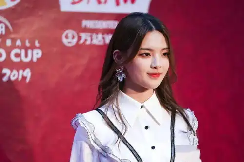  火箭少女解散杨超越暴哭干啥啥不行,跟老板吵架第一名