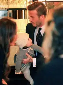  小七哈珀穿泳装调皮贝克汉姆hold不住