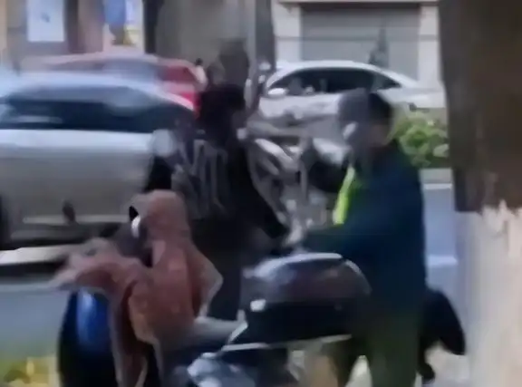  狗很冷静,人失控了街头路人和环卫工发生争执,踢散满地落叶